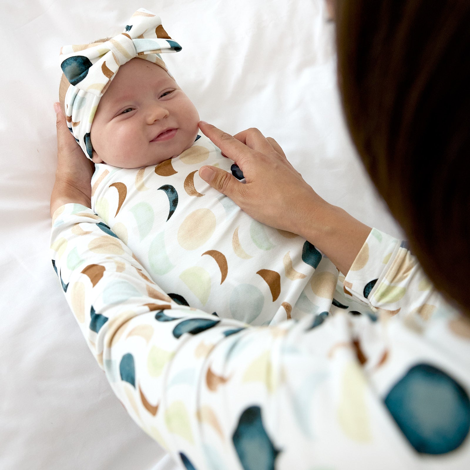 Luna Neutral Swaddle & Luxe Bow Headband Set - Image 3